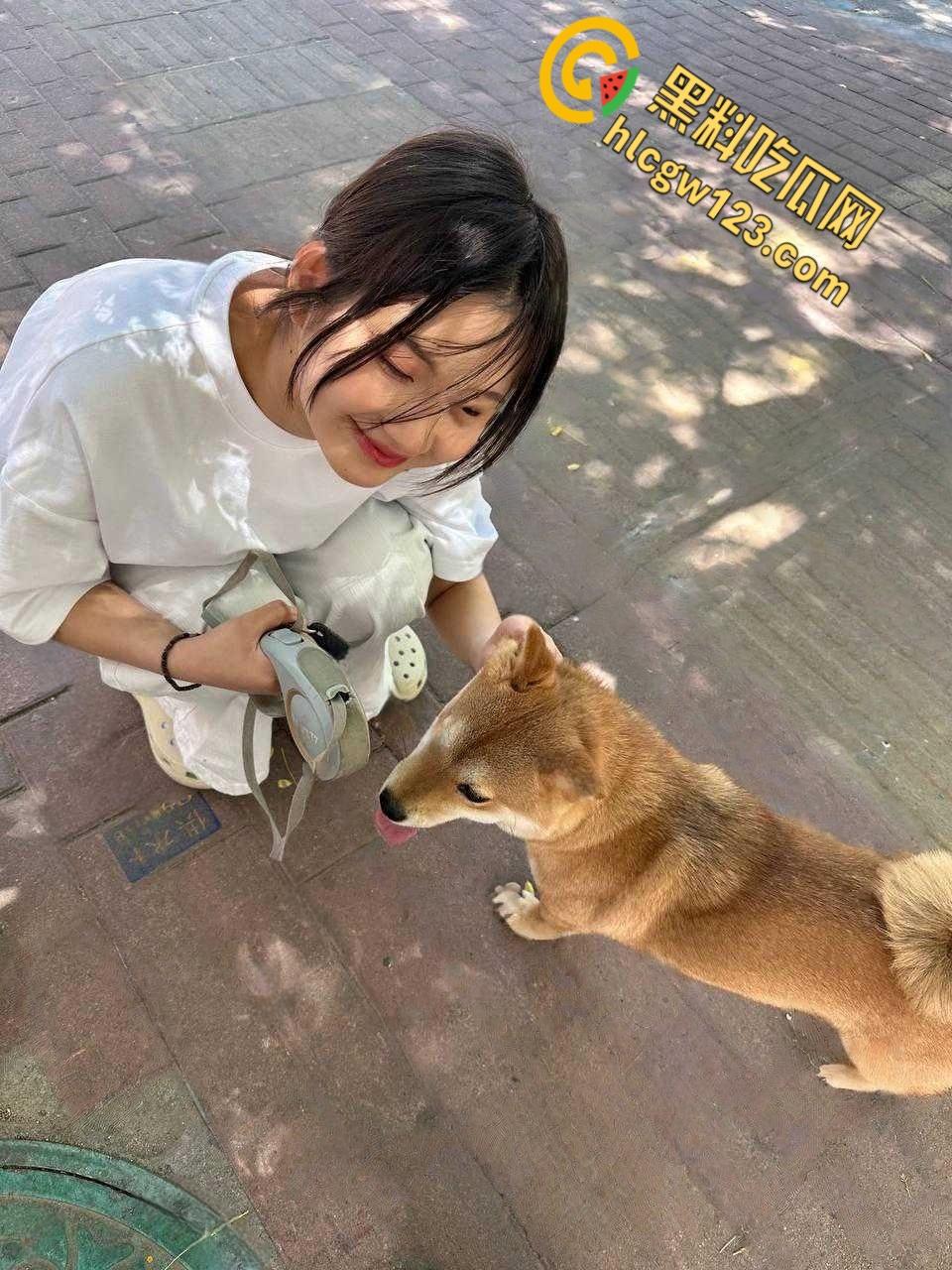 山东极品嫩妹被绿帽男友流出,小穴超级紧夹的鸡吧疼,破处后还没做几次!-1