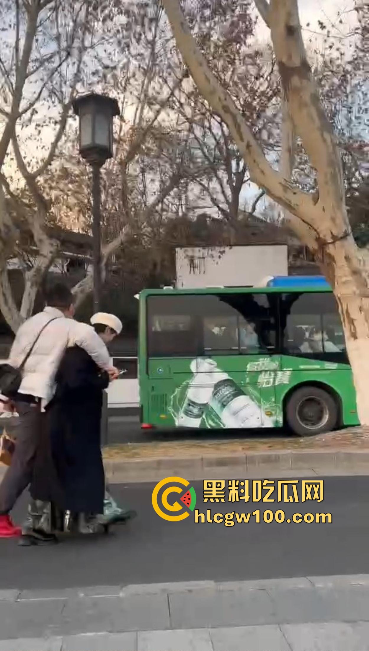 杭州西湖春宫现场直播，断桥残雪变断桥淫雪，光天化日肏大逼现世，这DO法也太野了吧！-5