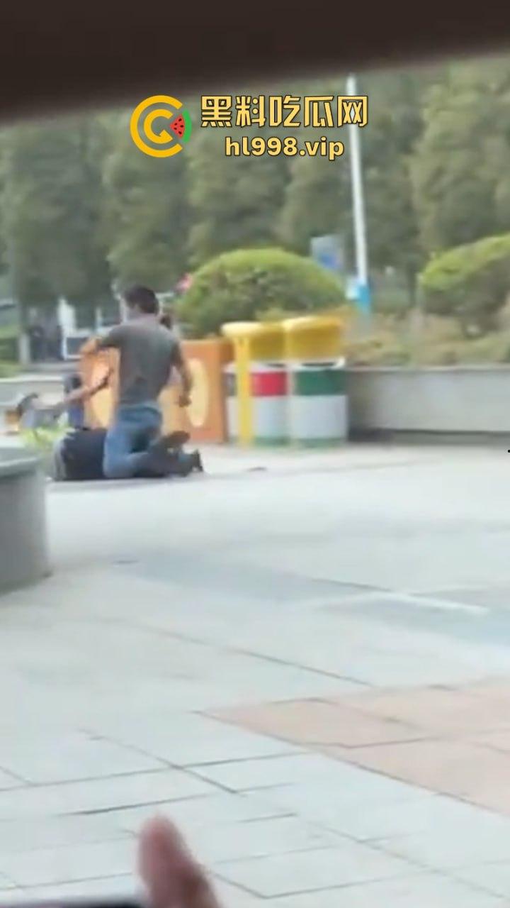 胆大包天当街袭警 四川安岳两名交警查为电车被抹脖 场面血腥-4