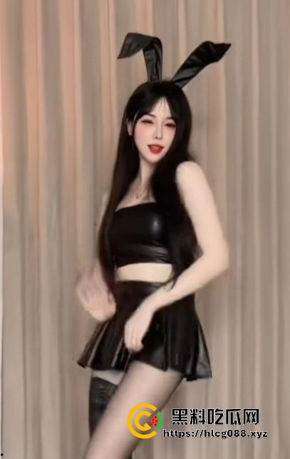 抖音30万粉纯情萝莉【小甜甜】福利视频泄密，嫩逼喷水惊呆舔狗，女菩萨还是骚母狗？-3