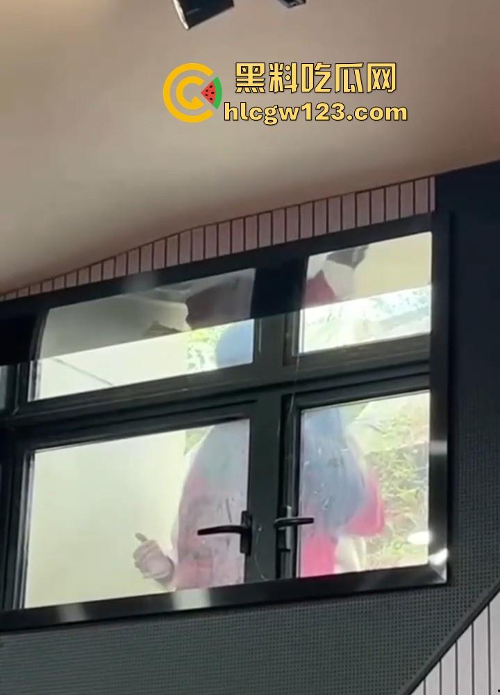 长沙师范大学学生情侣激情乱搞 别人在上大课 俩人就在窗户外乱搞 直接来现场直播 你让老师情何以堪啊！-6