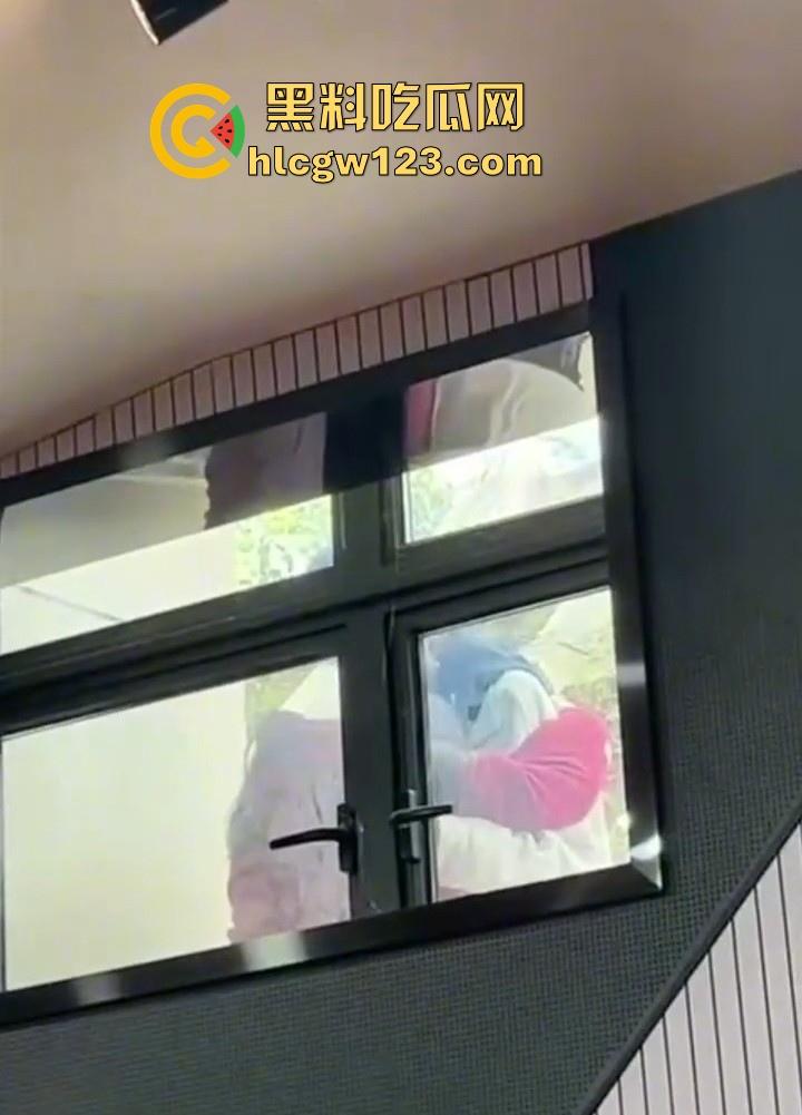 长沙师范大学学生情侣激情乱搞 别人在上大课 俩人就在窗户外乱搞 直接来现场直播 你让老师情何以堪啊！-7