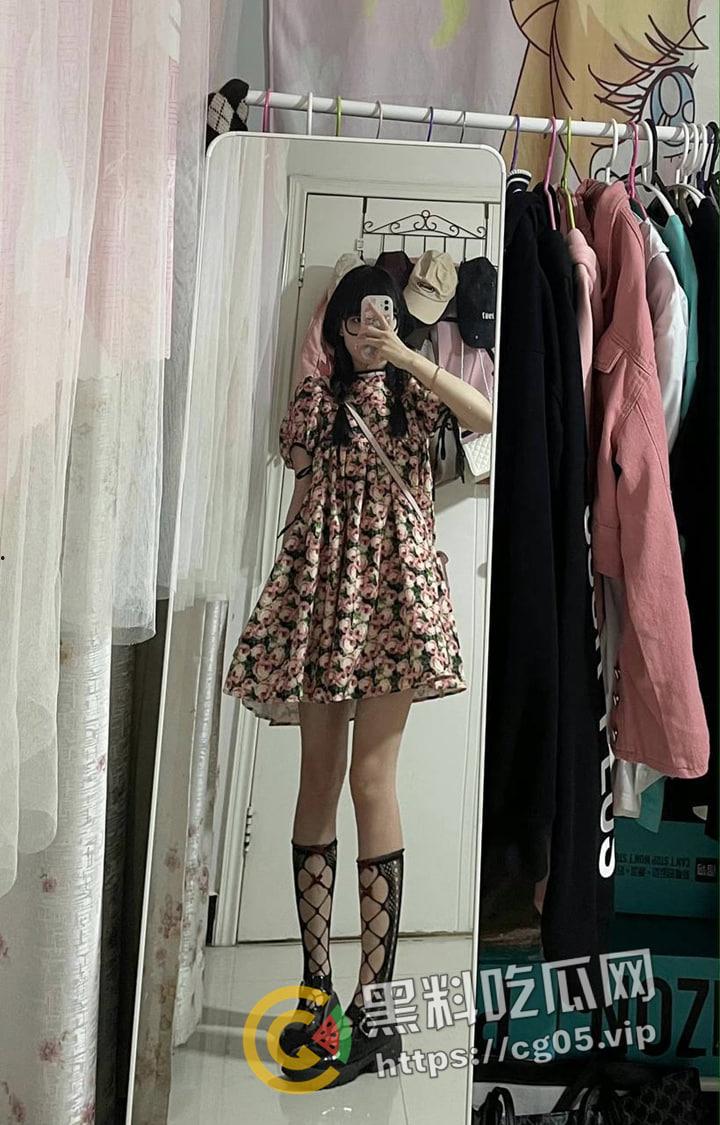 西安大学校花反差婊 颜值逆天却是臭母狗 在夜店厕所被人强奸后爱上被羞辱 出租屋约炮陌生网友 视频被流出-8