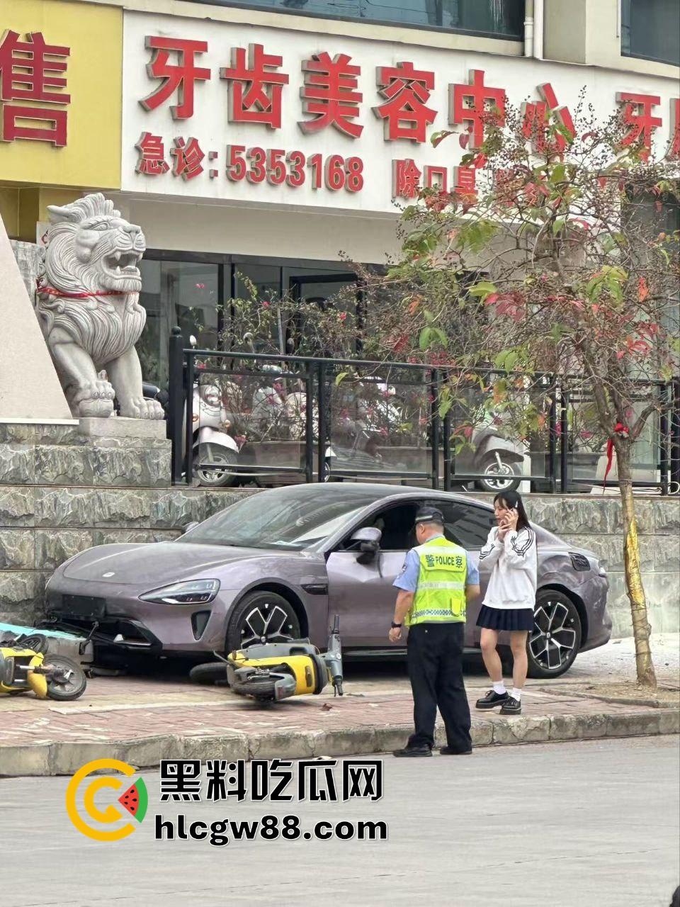 广西田东县人妻妹子【花生米爱吃小猪】刚提小米SU7，口腔医院门口撞飞一排共享单车，集美开车还是秀！-3