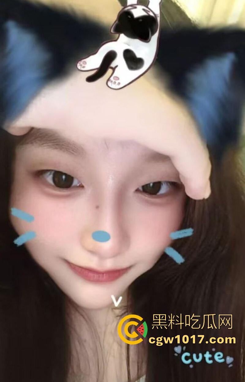 湘潭大学清纯反差学妹【林玮君】跟男友做爱视频曝光,纤指探粉嫩骚穴,雪臀高翘后入猛插,从嫩妹到炮架的转变!-1