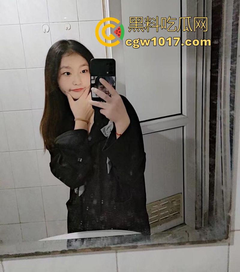 湘潭大学清纯反差学妹【林玮君】跟男友做爱视频曝光,纤指探粉嫩骚穴,雪臀高翘后入猛插,从嫩妹到炮架的转变!-3