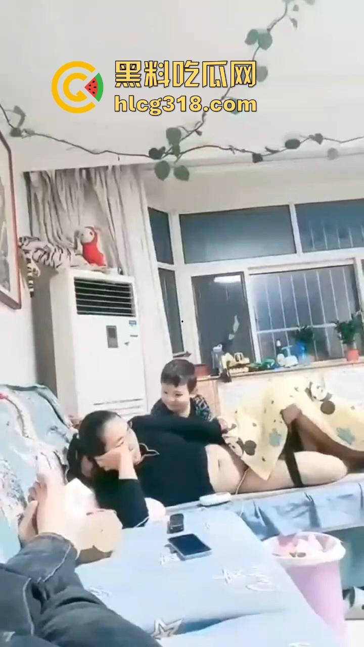 微胖人妻当着儿子面玩自慰，儿子玩手机妈妈玩跳蛋 ，和谐美满家庭，这也太大胆了吧！-3