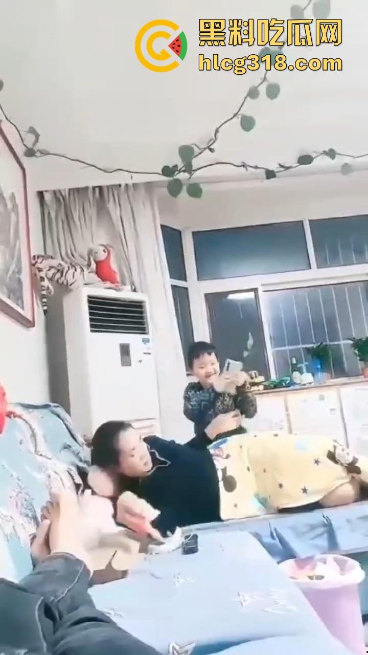 微胖人妻当着儿子面玩自慰，儿子玩手机妈妈玩跳蛋 ，和谐美满家庭，这也太大胆了吧！-8