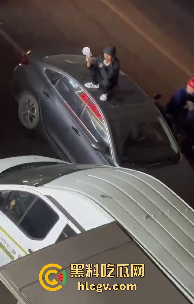 义乌惊现纯爱战士大闹街头！从福建狂奔而来，只为站车顶用喇叭当街告白分手女友！-1