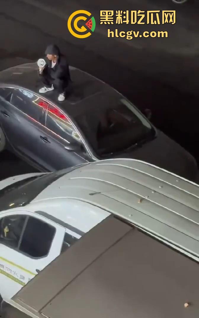 义乌惊现纯爱战士大闹街头！从福建狂奔而来，只为站车顶用喇叭当街告白分手女友！-8