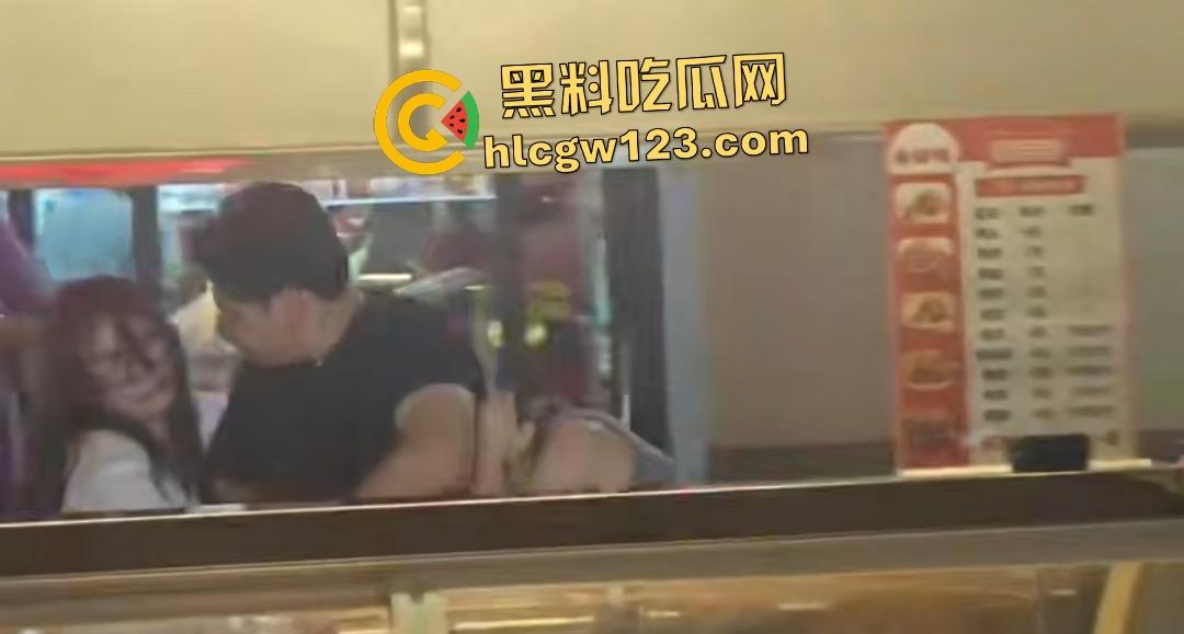 35岁渣男吃货店被A8富婆老婆抓奸！白裙怒撕灰裙小三，小伙子给你机会不中用呀！-2