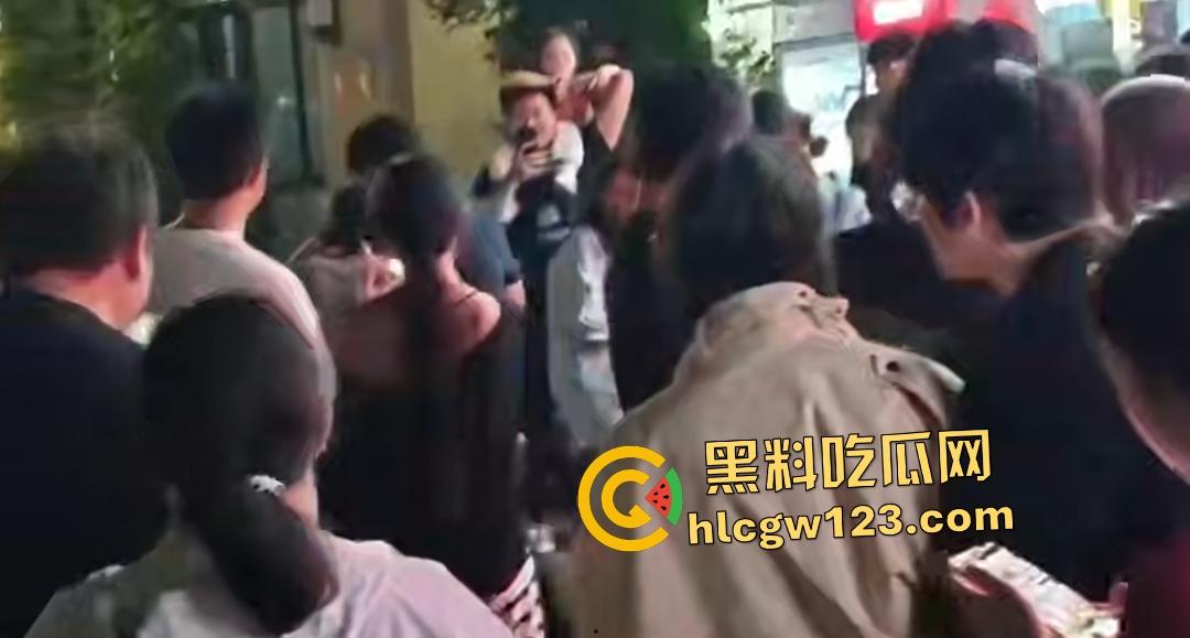 35岁渣男吃货店被A8富婆老婆抓奸！白裙怒撕灰裙小三，小伙子给你机会不中用呀！-5