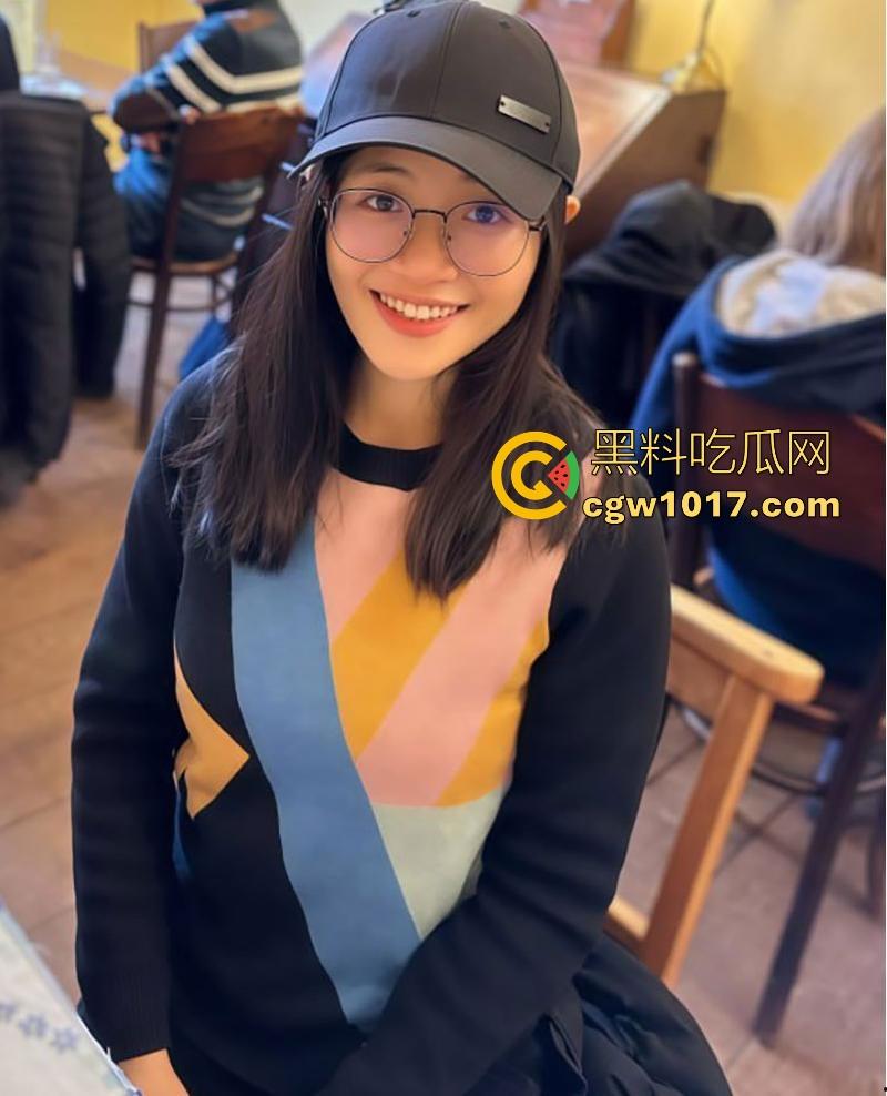 武汉大学淫荡眼镜女大，下贱的发情母狗！骚逼痒得受不了自己拿跳蛋和假阳具猛干，操到外翻喷水、眼翻白才肯停！-1