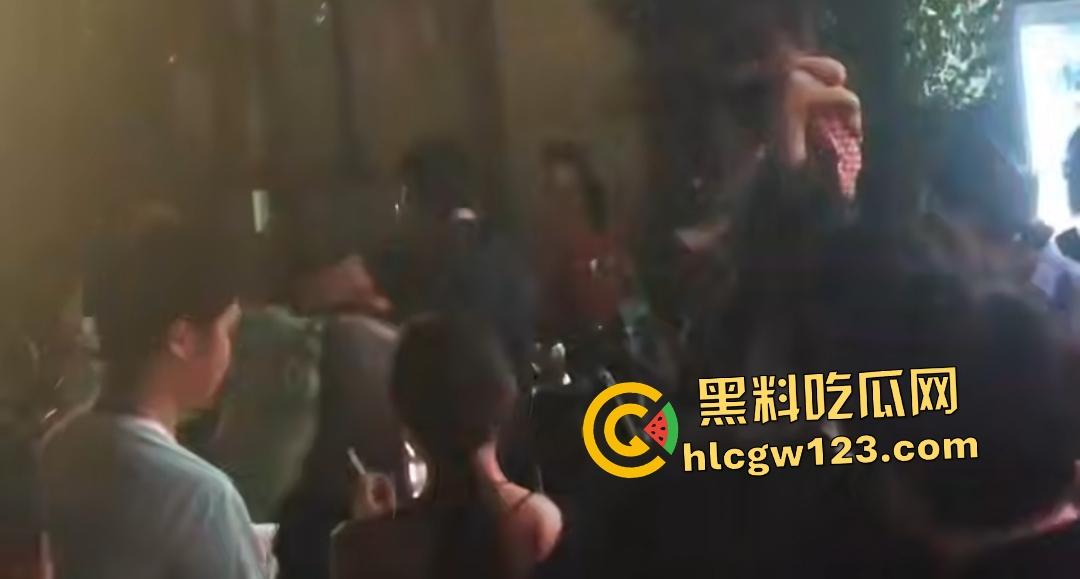 35岁渣男吃货店被A8富婆老婆抓奸！白裙怒撕灰裙小三，小伙子给你机会不中用呀！-6