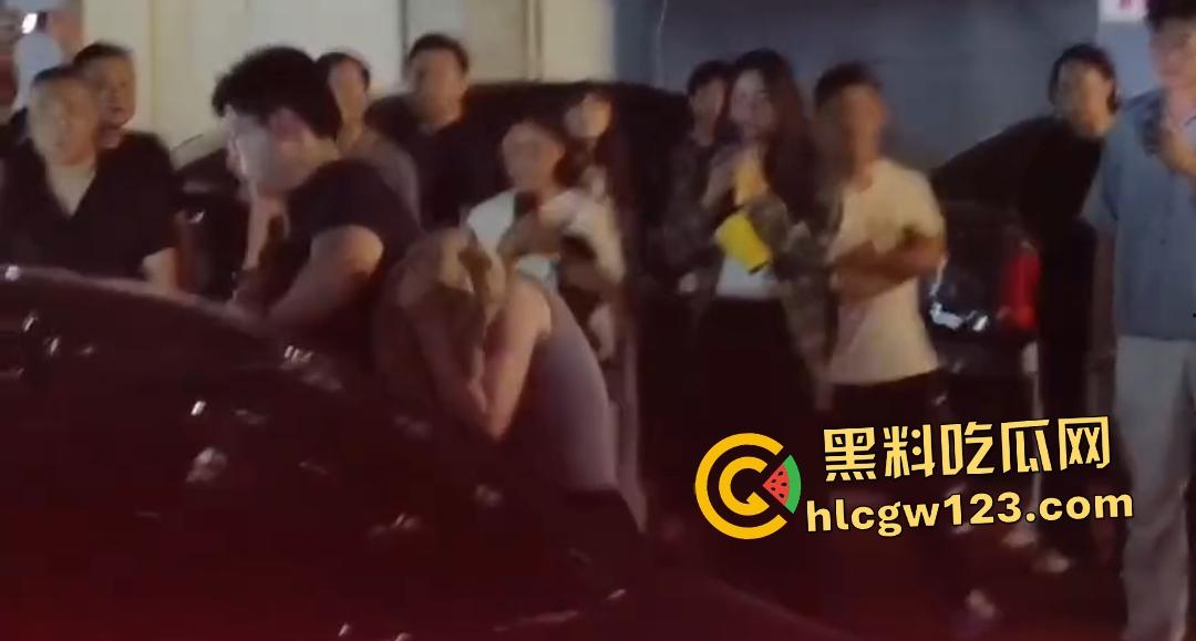 35岁渣男吃货店被A8富婆老婆抓奸！白裙怒撕灰裙小三，小伙子给你机会不中用呀！-7