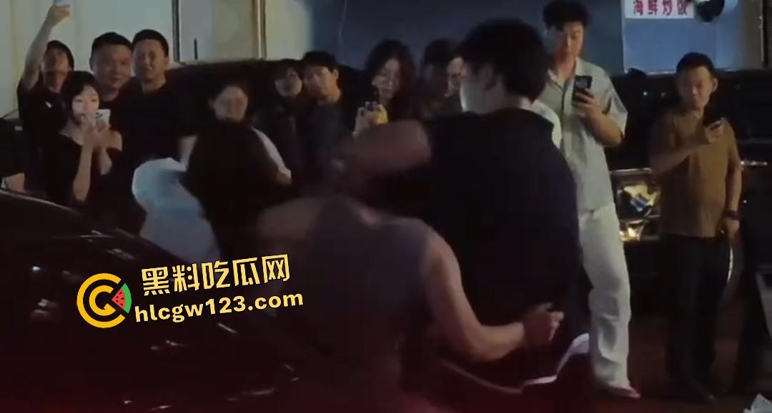 35岁渣男吃货店被A8富婆老婆抓奸！白裙怒撕灰裙小三，小伙子给你机会不中用呀！-8