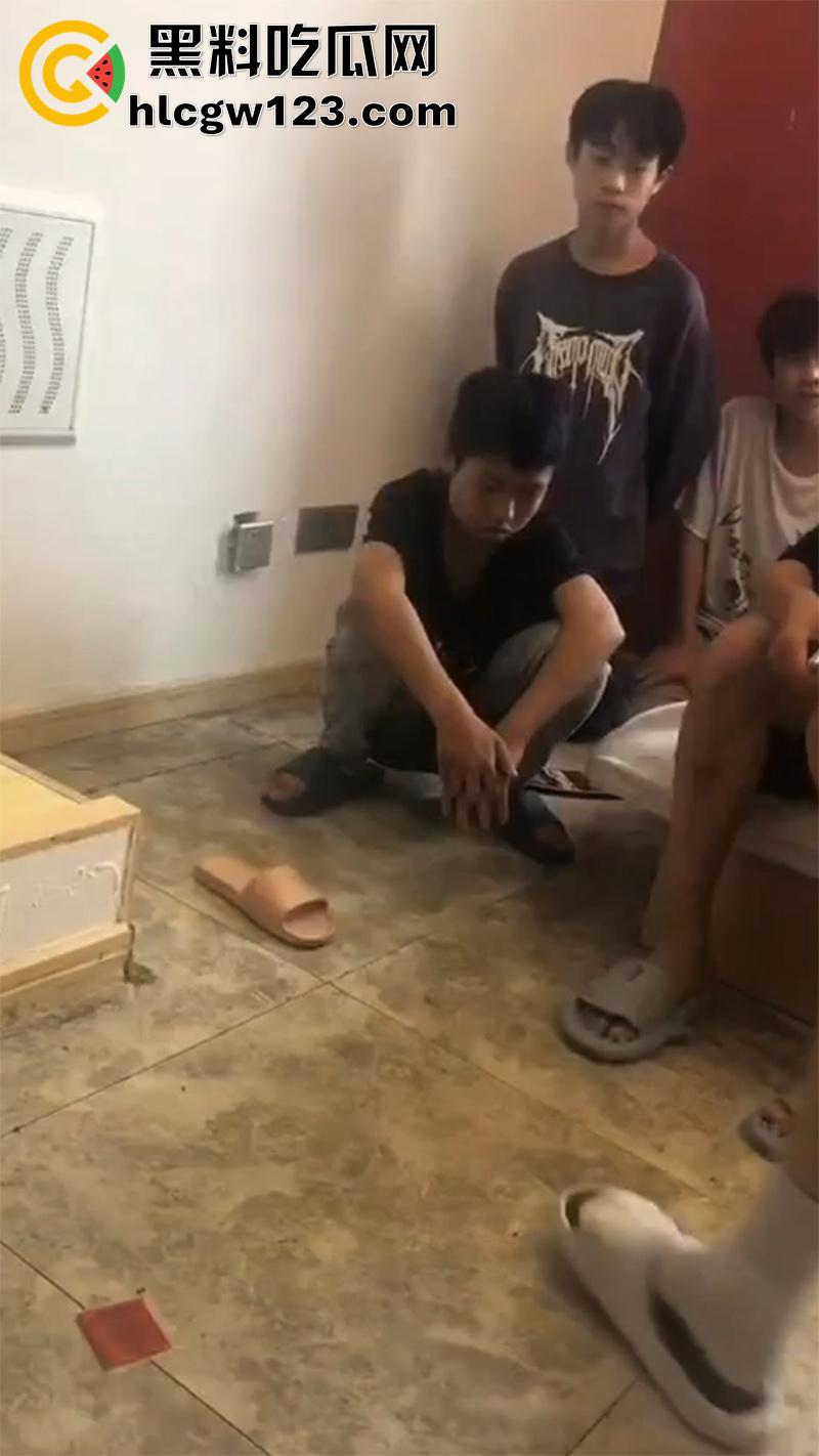 广东最怂精神小伙，被人霸凌吓尿裤子，就这点逼胆还出来混，后面跪着那俩更惨人熊熊一窝啊！-5