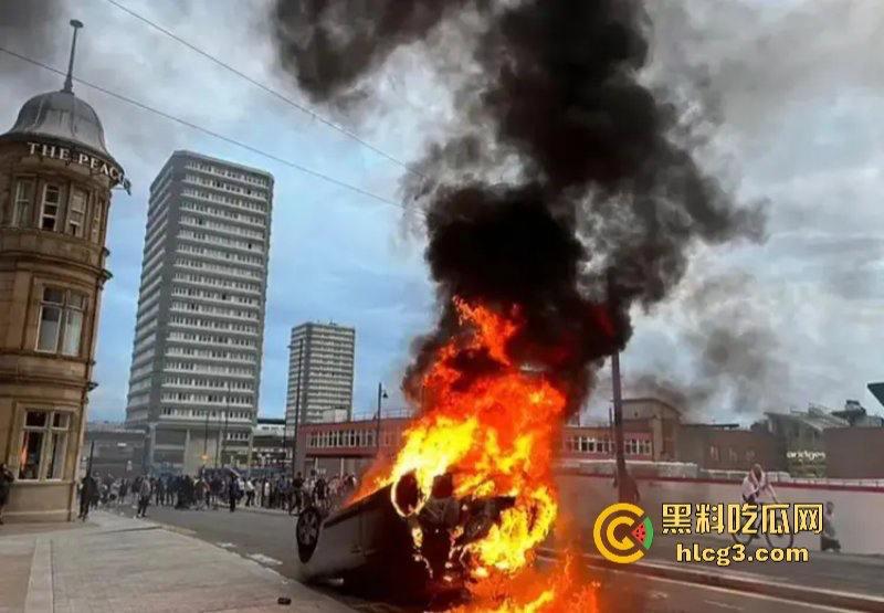 零元购来了!英国近10年最大暴乱!多个城市当街打砸抢烧-2
