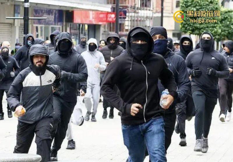 零元购来了!英国近10年最大暴乱!多个城市当街打砸抢烧-6