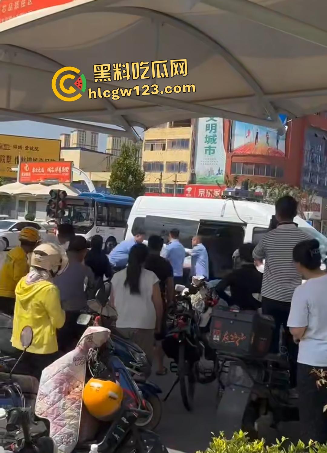 山东菏泽东明县五四路网红【玲玲宝贝】违停罚单后彻底疯魔！爬警车引擎盖大吼被强制拖走-5