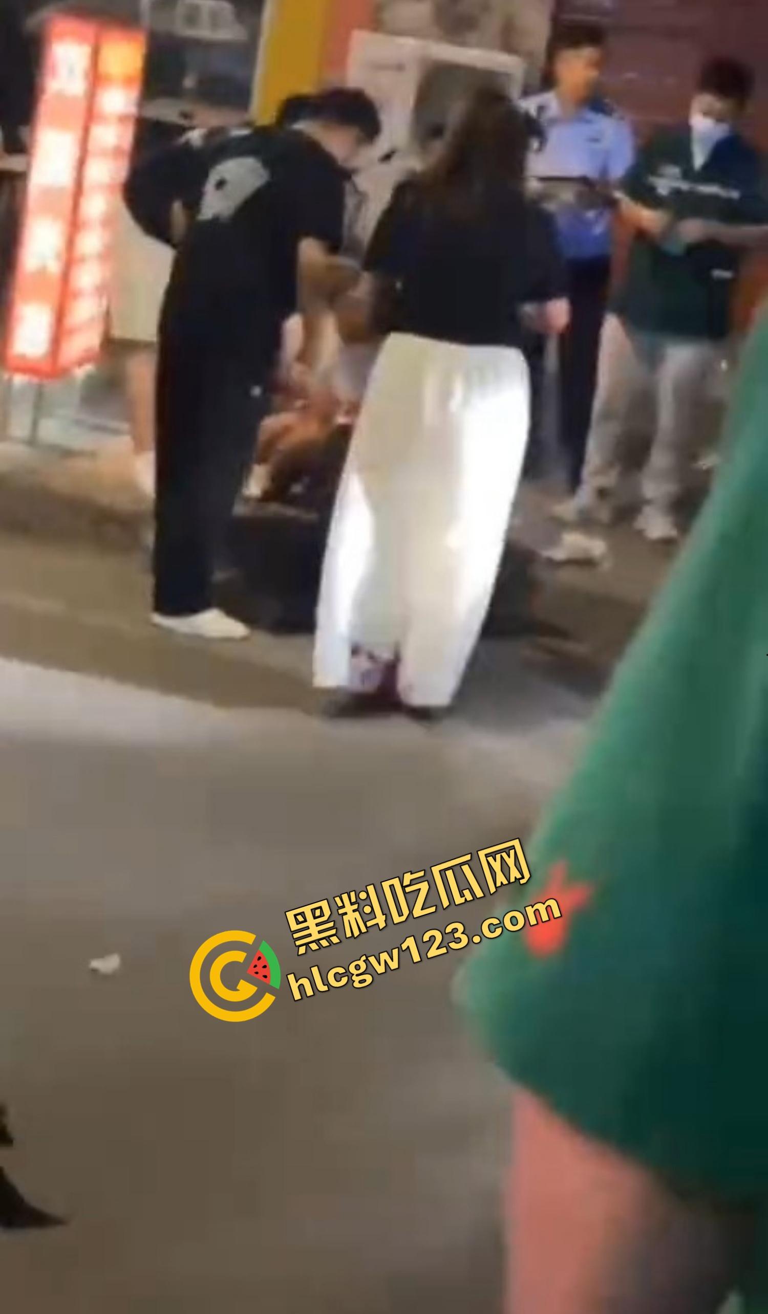 520本该是情人节，结果变成血光之灾，男子当街挥刀对头怒砍奸夫，偷人老婆你不怕死啊？-12