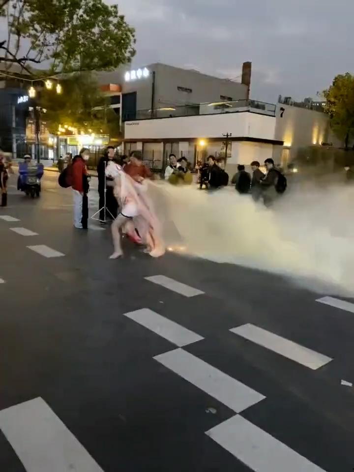 杭州漫展coser燃放仙女棒拍照 被男子拿干粉灭火器怼脸  现场一片恐慌 多视角围观吃瓜-2