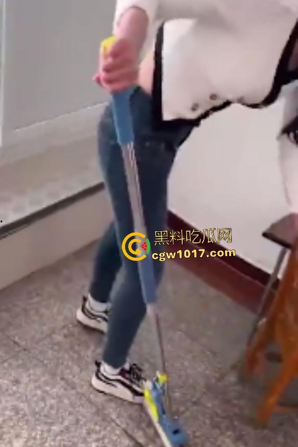 海角姐弟出租房搞卫生变搞B，姐姐插跳蛋打扫还掐脖喊爸爸操我，手指抠逼几下就喷水，后入内射酸奶浓精！-1