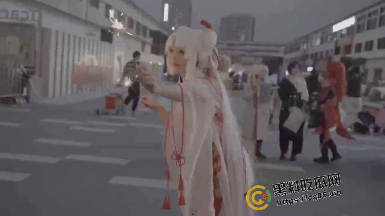 杭州漫展coser燃放仙女棒拍照 被男子拿干粉灭火器怼脸  现场一片恐慌 多视角围观吃瓜-4