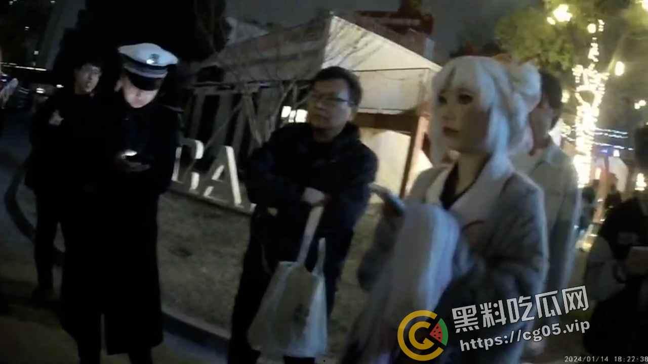 杭州漫展coser燃放仙女棒拍照 被男子拿干粉灭火器怼脸  现场一片恐慌 多视角围观吃瓜-9