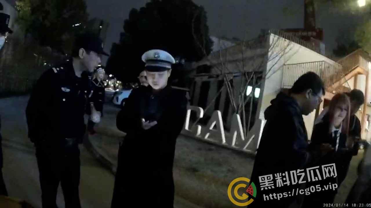 杭州漫展coser燃放仙女棒拍照 被男子拿干粉灭火器怼脸  现场一片恐慌 多视角围观吃瓜-10