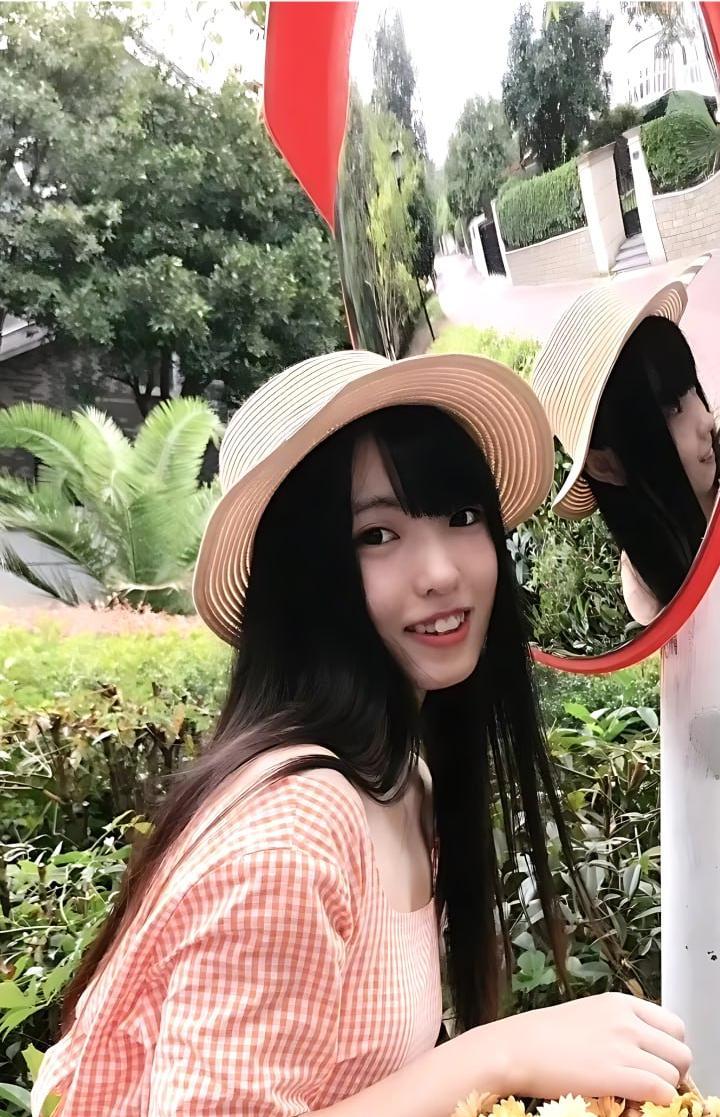 海南大学高颜值学姐【亦芮】调教视频曝光，白嫩母狗喝尿舔脚吞精，样样精通，纯粹反差骚货！-1