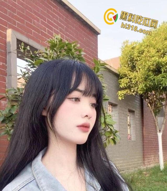 贵州桌游店嫩妹【郑洛芸】，穷人的女神富人的玩具，被富二代调教成母狗，狗趴鞭策舔脚随便玩 !-2