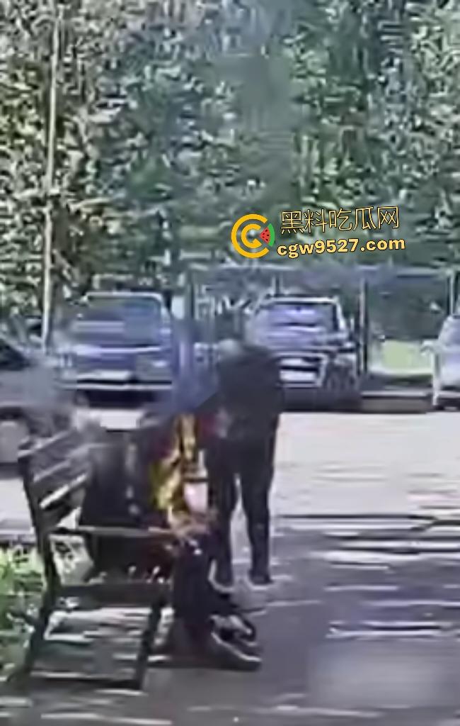 鞑靼斯坦醉汉香烟引火自焚!坐在长椅上烈焰布满全身,路人用毯子扑火救命仍烧伤80%!-4