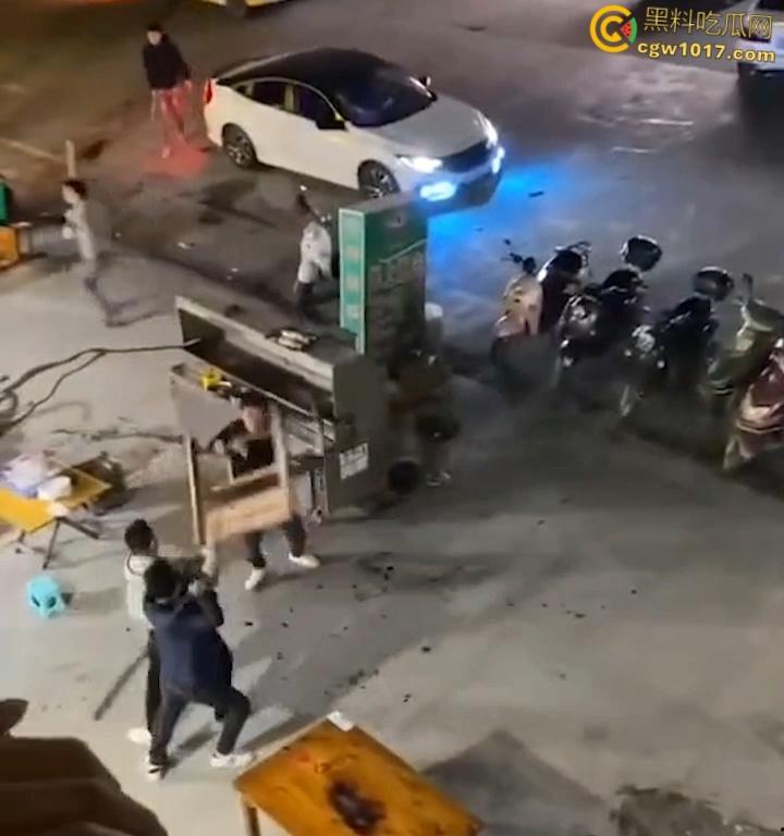 广东渔夫烧烤店发生乱斗火拼，一伙黑衣人手持砍刀见人就砍，烧烤店瞬间桌椅碎裂，楼上群众幸灾乐祸狂拍 ！-3