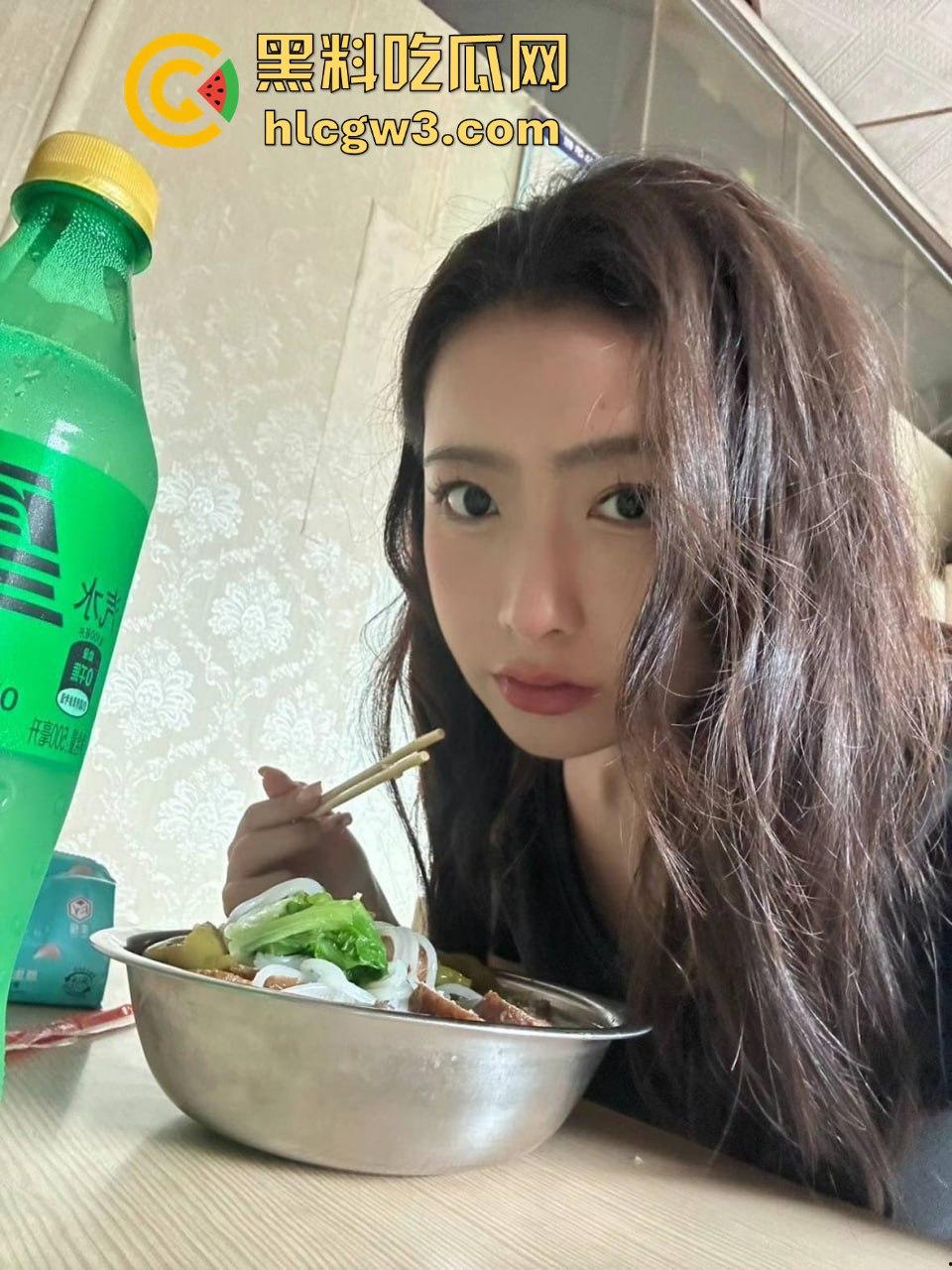 南京颜值骚御姐『任若萱』巨乳挺翘 无毛粉嫩鲍刮得像小女孩，细节流出让网友脑补全套羞耻PLAY！-1