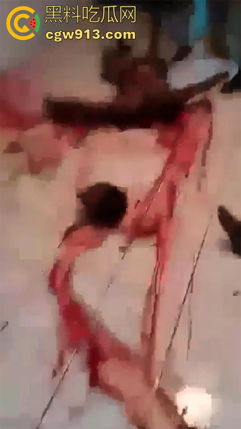 暗网流出墨西哥毒枭杀人现场，抓住其他帮派成员，直接挖出心脏，还在手中跳动，把头割下来当球踢！-5