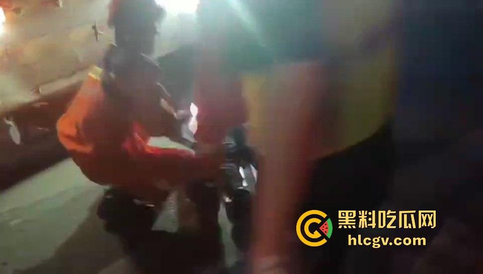 温都凌晨惨烈车祸！摩托车被撞飞，一人卡在水泥搅拌车底，生死救援紧急展开！-2