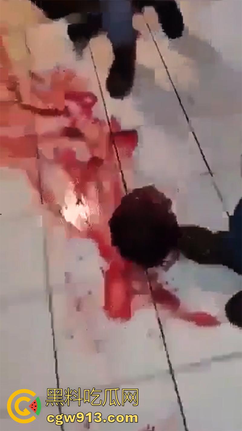 暗网流出墨西哥毒枭杀人现场，抓住其他帮派成员，直接挖出心脏，还在手中跳动，把头割下来当球踢！-6