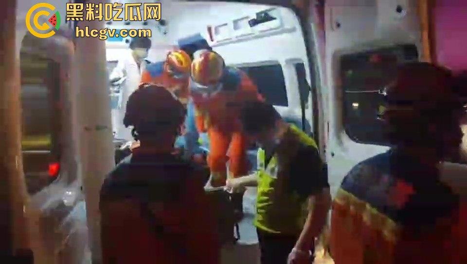 温都凌晨惨烈车祸！摩托车被撞飞，一人卡在水泥搅拌车底，生死救援紧急展开！-5