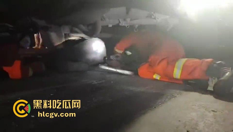 温都凌晨惨烈车祸！摩托车被撞飞，一人卡在水泥搅拌车底，生死救援紧急展开！-8