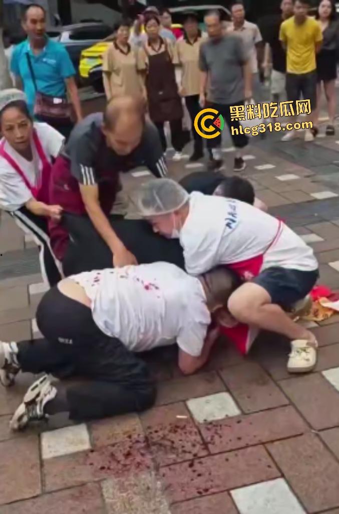 重庆两面馆老板因抢客直接拿刀互砍，刀光剑影之间观众身上无缘无故多了一身血！-1