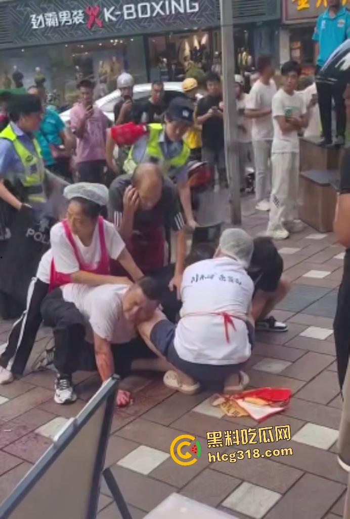 重庆两面馆老板因抢客直接拿刀互砍，刀光剑影之间观众身上无缘无故多了一身血！-4