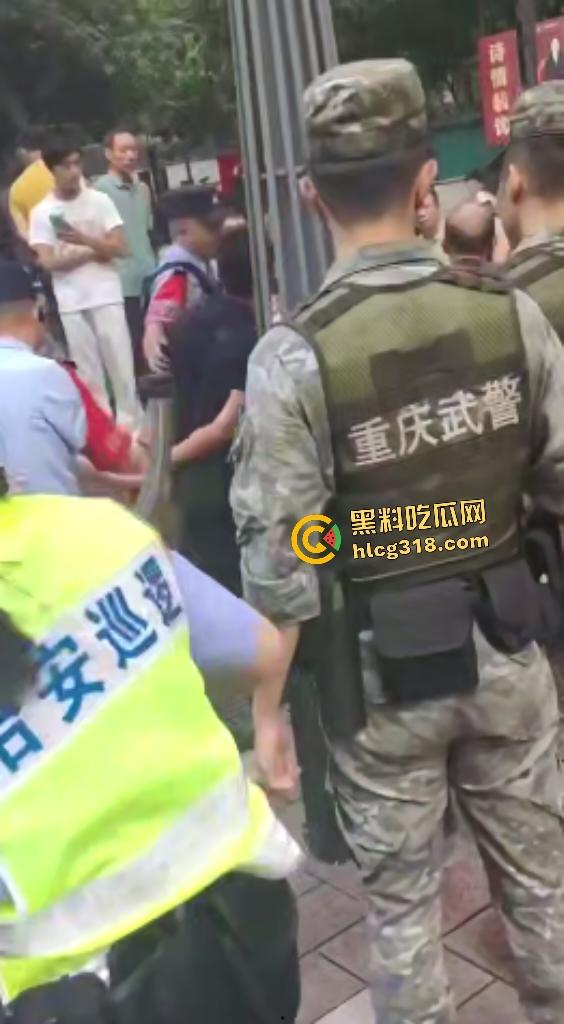 重庆两面馆老板因抢客直接拿刀互砍，刀光剑影之间观众身上无缘无故多了一身血！-6