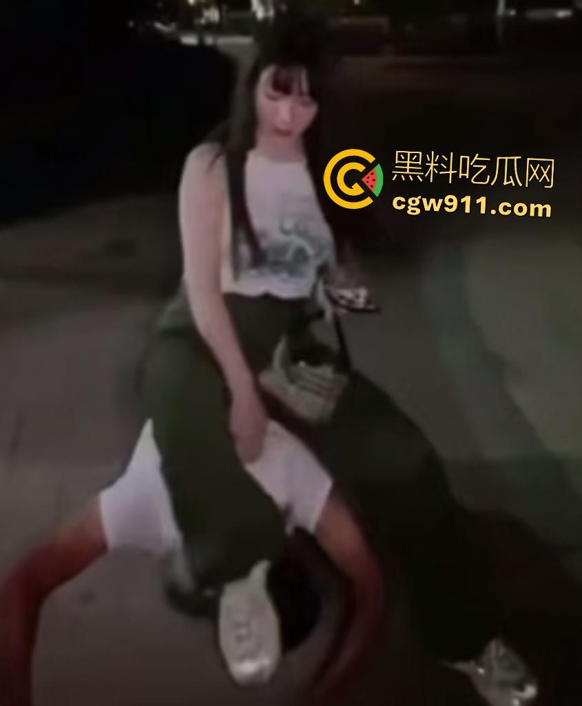 夜晚公园女王骑脸调教男狗，黑丝酸臭脚丫塞嘴狂舔，跪爬当坐骑虐待，这狗男人被调教得真好！-2
