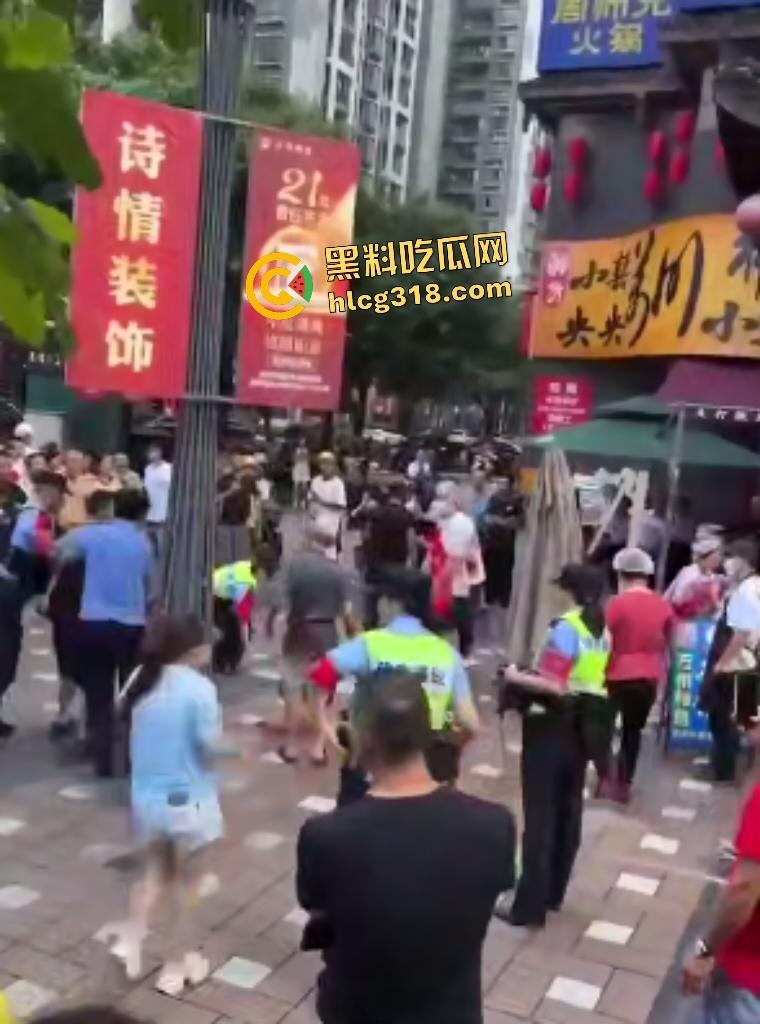 重庆两面馆老板因抢客直接拿刀互砍，刀光剑影之间观众身上无缘无故多了一身血！-8