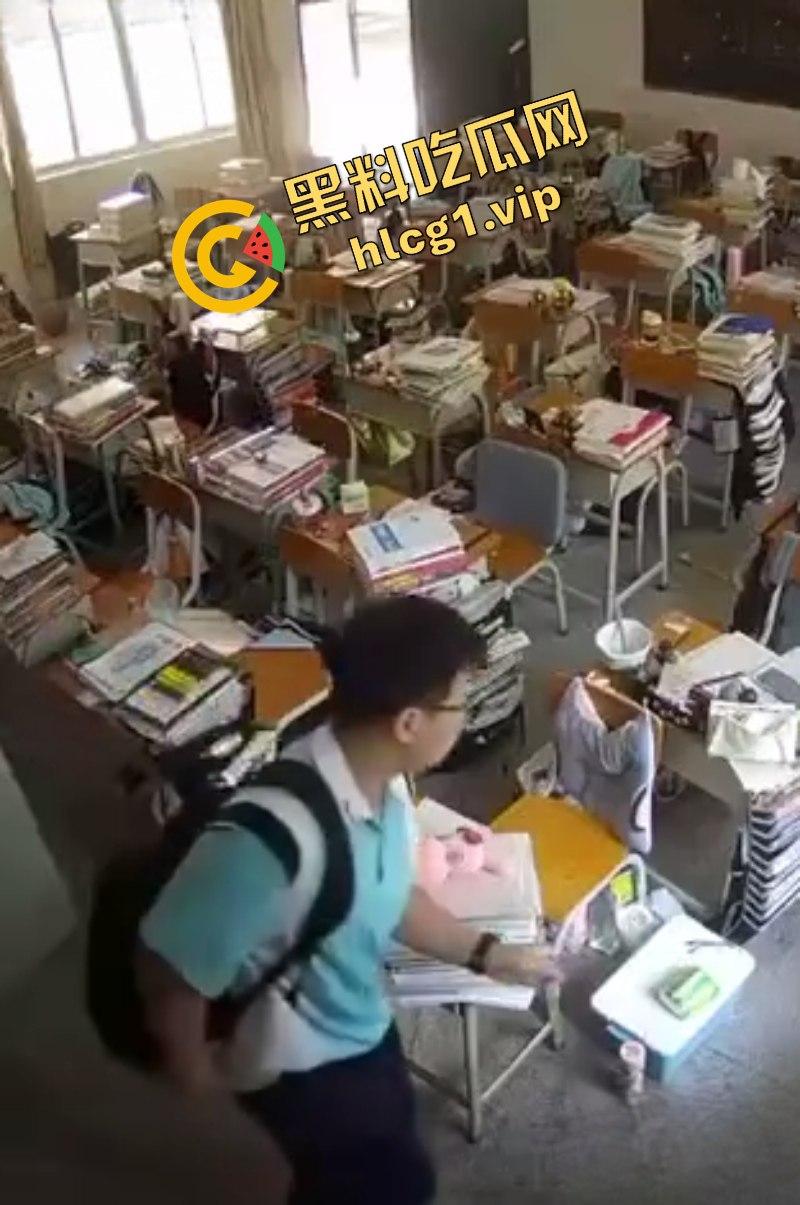 看的出来哥们是饥渴了！广东佛山三水华侨中学 王智帅 用女生的外套撸管！-5