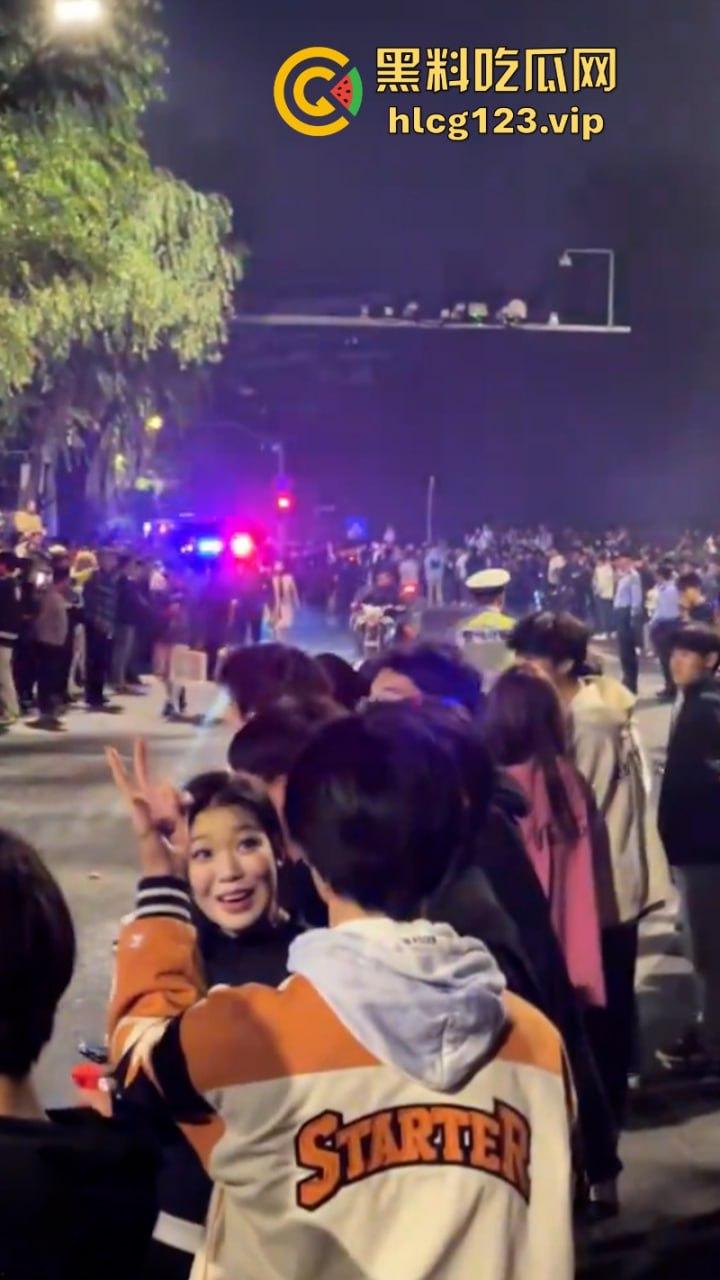 欠收拾！鬼火少年济南闹市区炸街 飙车放火 大街蹦迪 人还是不能吃得太饱！-1