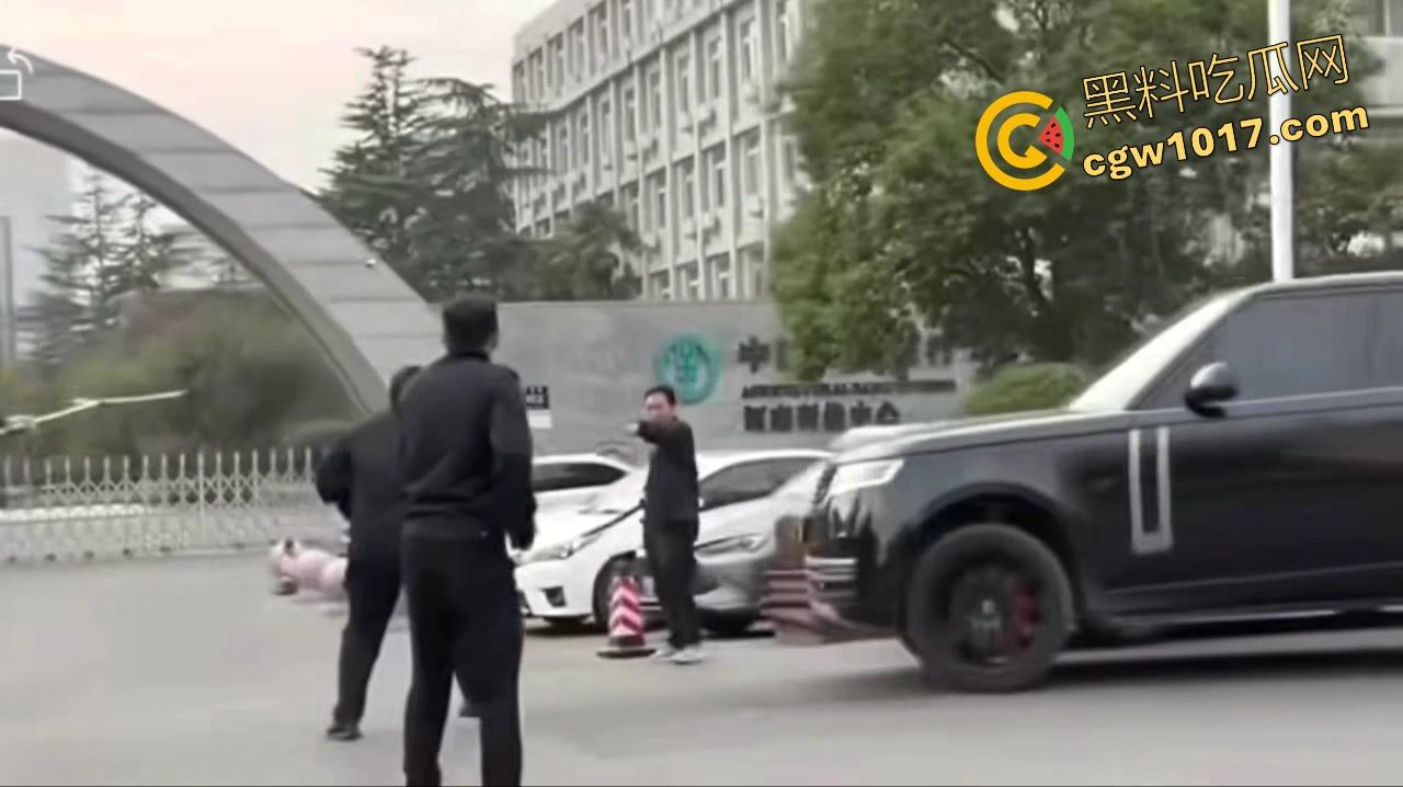 大型纪录片【路虎宣传片】持续为你播出，路虎大哥见义勇为撞翻持刀男子，后退瞄准机会就撞上去，难怪你能开路虎！-5