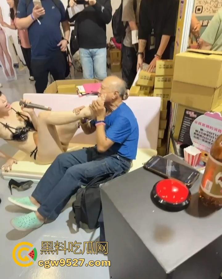 全世界最巅峰的成人展!巨乳肥臀的女神各种骚拍,和观众热情互动舔逼,为你双眼打开见识圈!-2