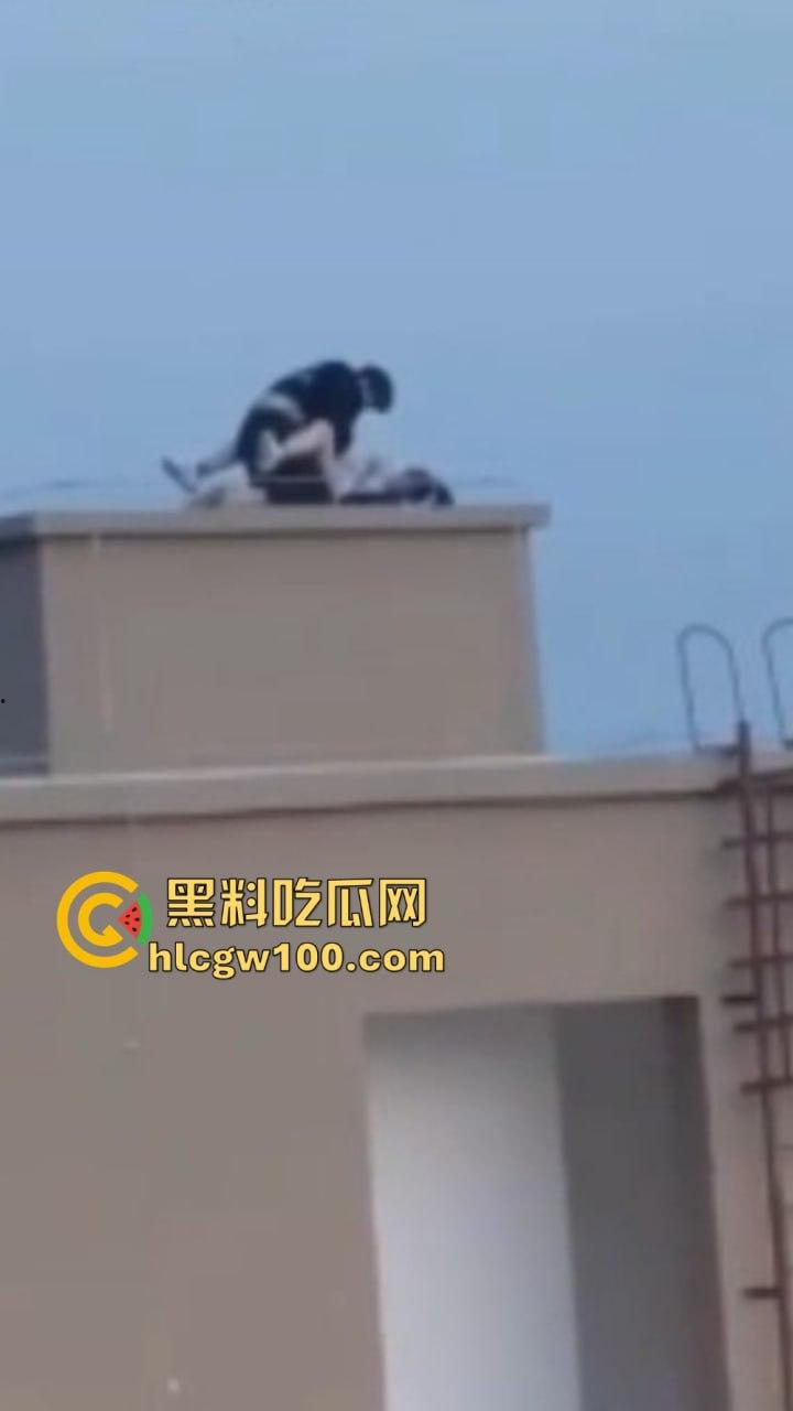 天台高能现场曝光，楼梯间顶上日逼看风景，高处做爱骚浪翻天，这种玩法不是一般人敢尝试的，真实艺高人胆大！-7